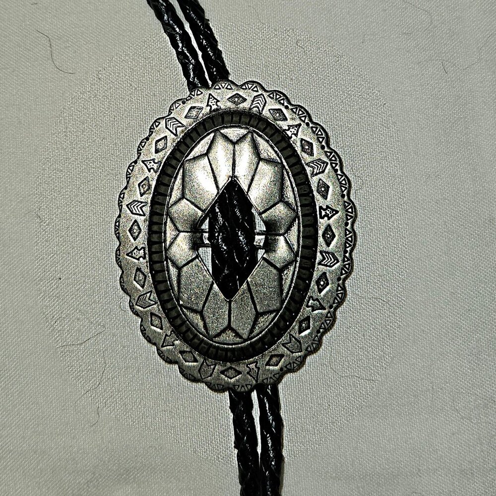 Oval Scalloped Bolo Tie 34" Leather Cord Silver Tone ~ Vintage